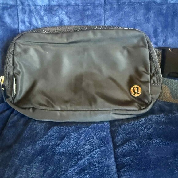 Lululemon Everywhere Belt Bag Black EUC Viral TikTok Favorite - Picture 2 of 7
